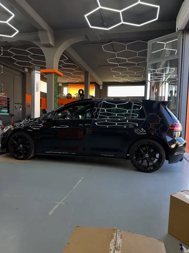 🚗💨 La Golf GTI voleva scendere... e noi l’abbiamo accontentata.
Installazione a regola d’arte di molle Eibach su questa Mk7.5 GTI: adesso è bassa e cattiva come si deve.

📦 Le molle? Ovviamente fornite da Race-Tech.it – il tempio online dei ricambi sportivi.
🔧 Il lavoro? Firmato AutoeXpress Monopoli, dove rivoluzioniamo il concetto di autofficina (e anche il baricentro della tua auto, volendo).

😎 Più assetto, più stile, più grip.
Manca solo il pilota... ma per quello non possiamo farci molto. 🤷‍♂️

#RaceTech #AutoeXpress #GolfGTI #Eibach #AssettoSportivo #TuningMonopoli #Abbassala #GTIPorn #officinachespacca